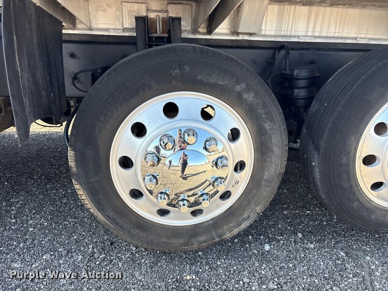 image for item EG8907 2015 International DF677 vacuum truck