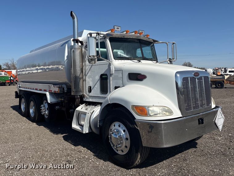 image for item EG8908 2006 Peterbilt 335 water truck