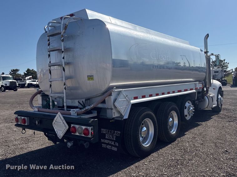 image for item EG8908 2006 Peterbilt 335 water truck