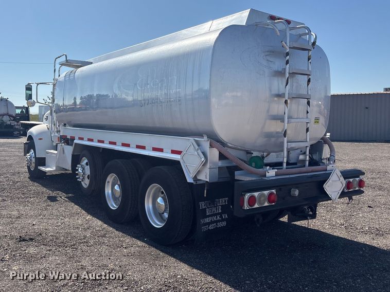 image for item EG8908 2006 Peterbilt 335 water truck