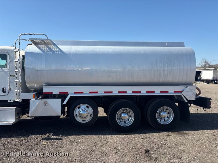 image for item EG8908 2006 Peterbilt 335 water truck