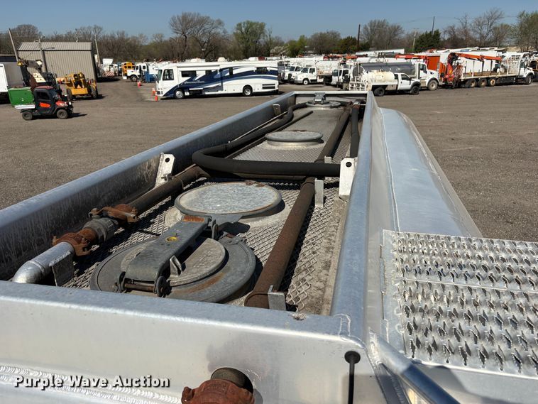 image for item EG8908 2006 Peterbilt 335 water truck