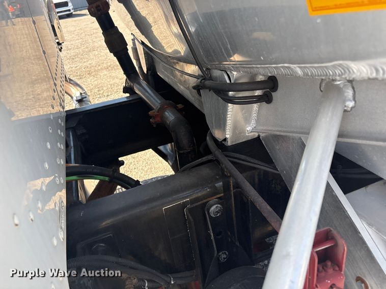 image for item EG8908 2006 Peterbilt 335 water truck