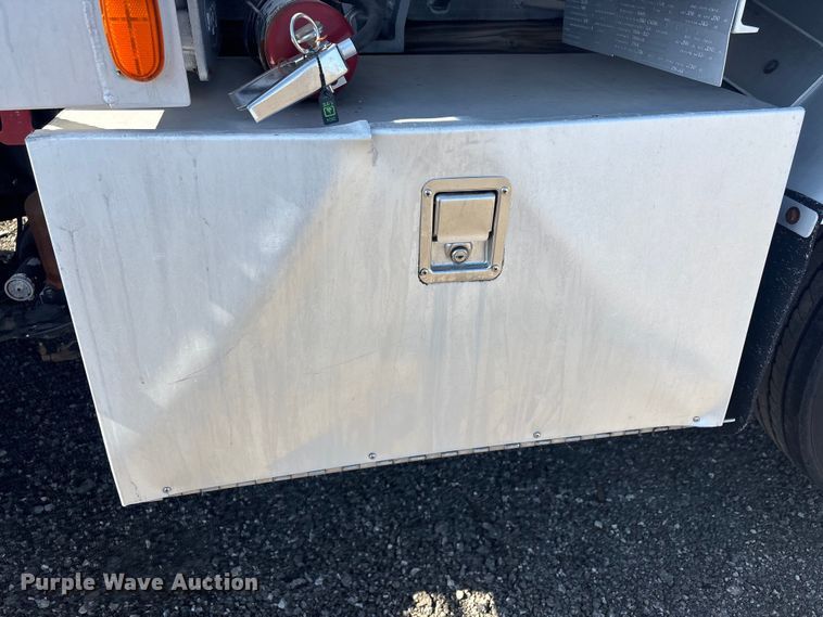 image for item EG8908 2006 Peterbilt 335 water truck