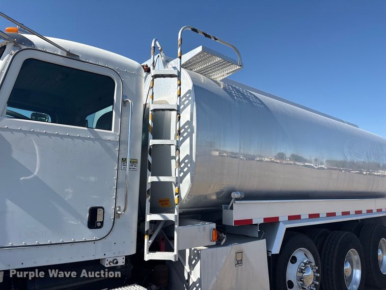 image for item EG8908 2006 Peterbilt 335 water truck