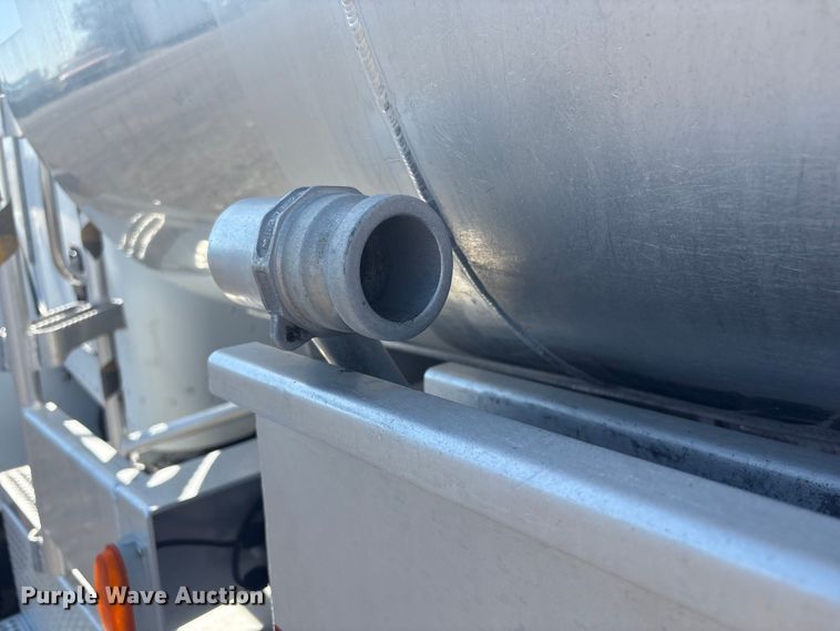 image for item EG8908 2006 Peterbilt 335 water truck