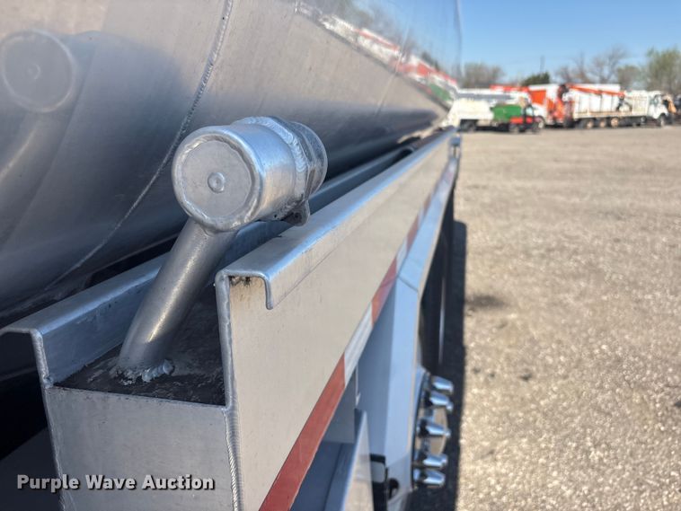 image for item EG8908 2006 Peterbilt 335 water truck