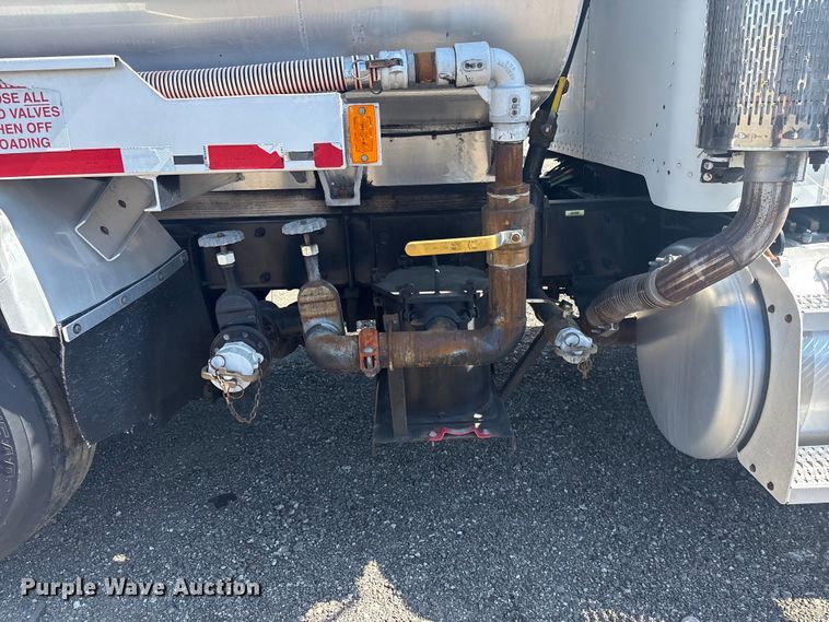 image for item EG8908 2006 Peterbilt 335 water truck