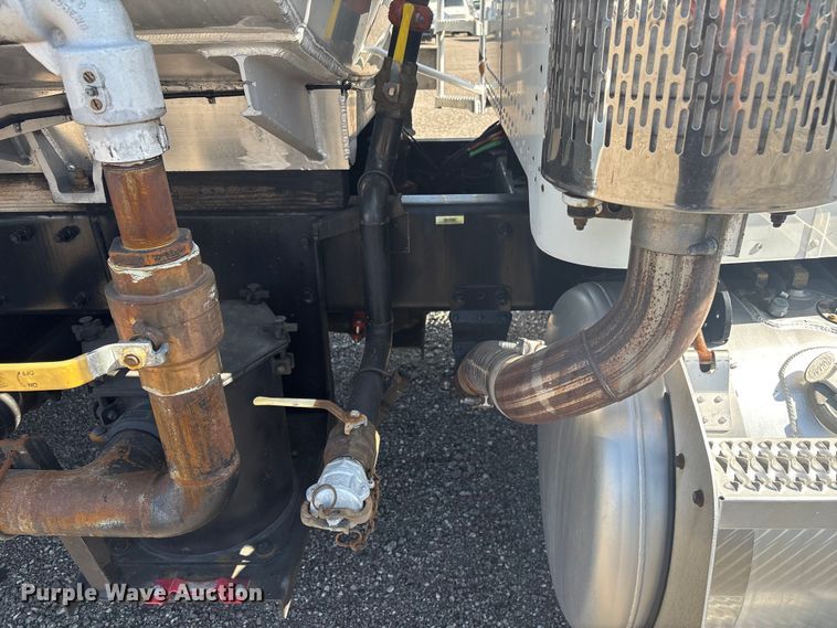 image for item EG8908 2006 Peterbilt 335 water truck