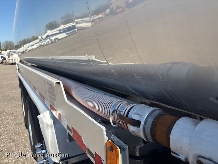 image for item EG8908 2006 Peterbilt 335 water truck