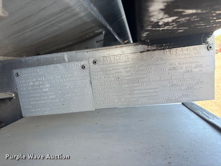 image for item EG8908 2006 Peterbilt 335 water truck