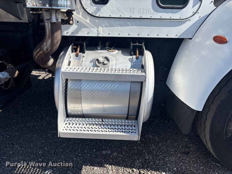 image for item EG8908 2006 Peterbilt 335 water truck