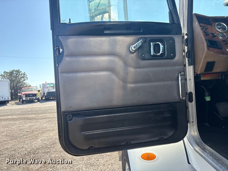 image for item EG8908 2006 Peterbilt 335 water truck