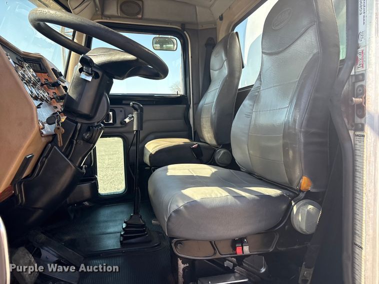 image for item EG8908 2006 Peterbilt 335 water truck