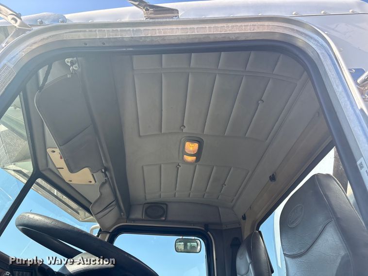 image for item EG8908 2006 Peterbilt 335 water truck