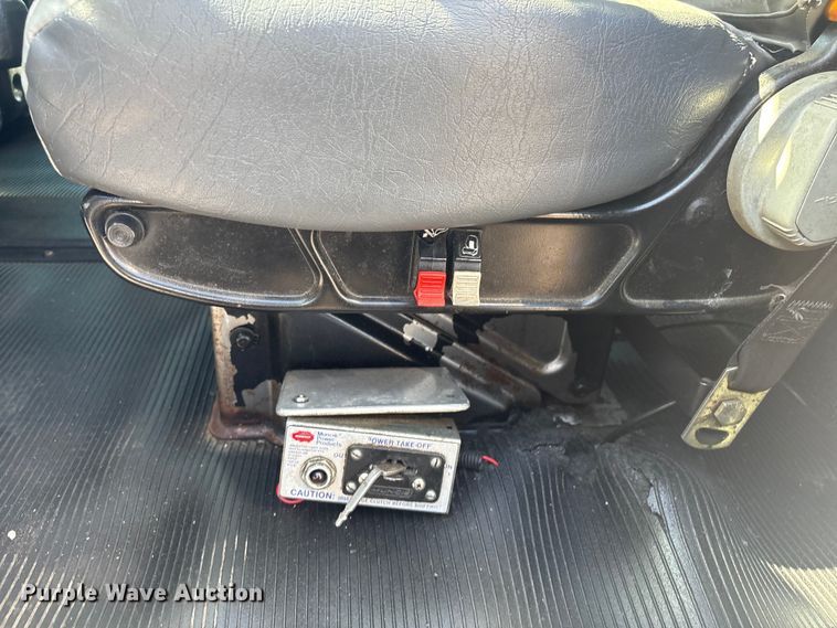 image for item EG8908 2006 Peterbilt 335 water truck