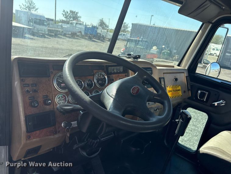 image for item EG8908 2006 Peterbilt 335 water truck