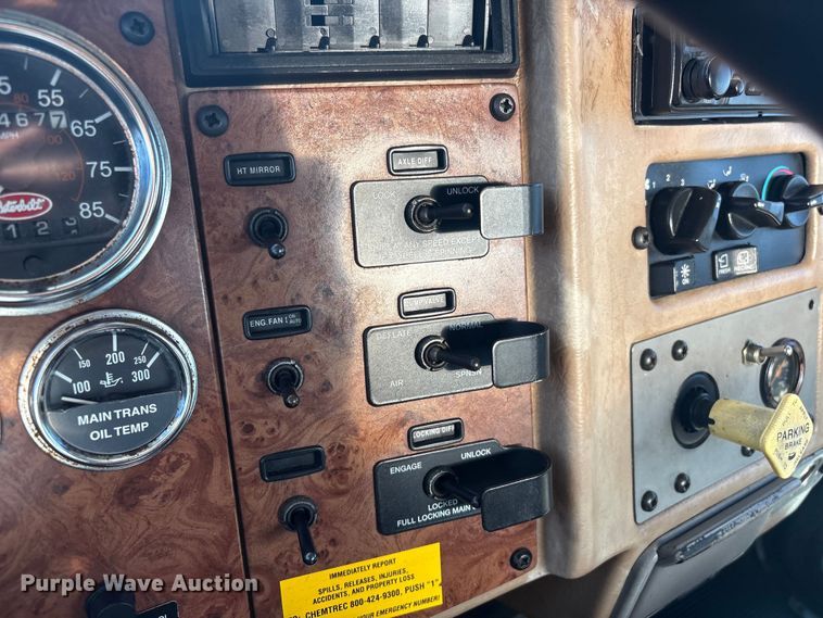 image for item EG8908 2006 Peterbilt 335 water truck