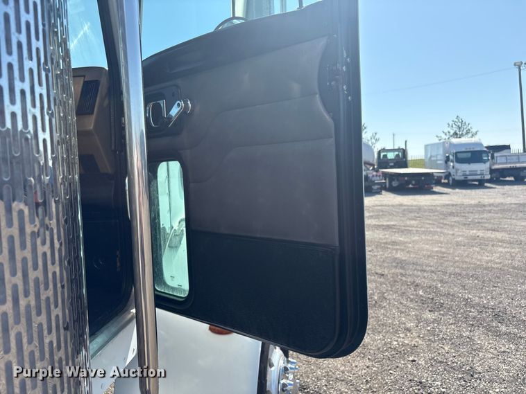 image for item EG8908 2006 Peterbilt 335 water truck