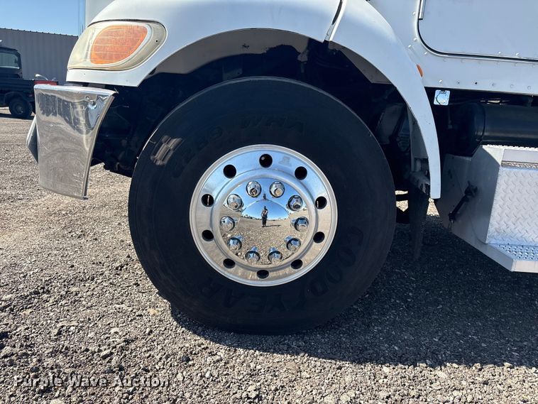 image for item EG8908 2006 Peterbilt 335 water truck