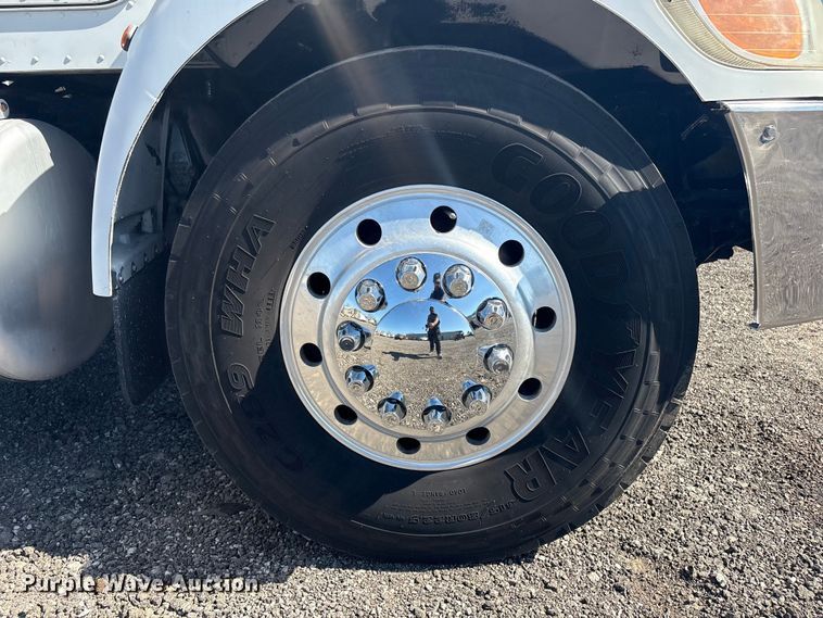 image for item EG8908 2006 Peterbilt 335 water truck