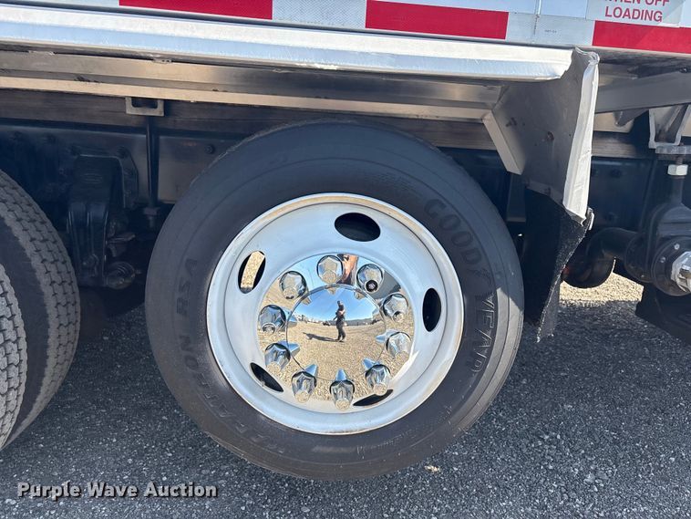 image for item EG8908 2006 Peterbilt 335 water truck