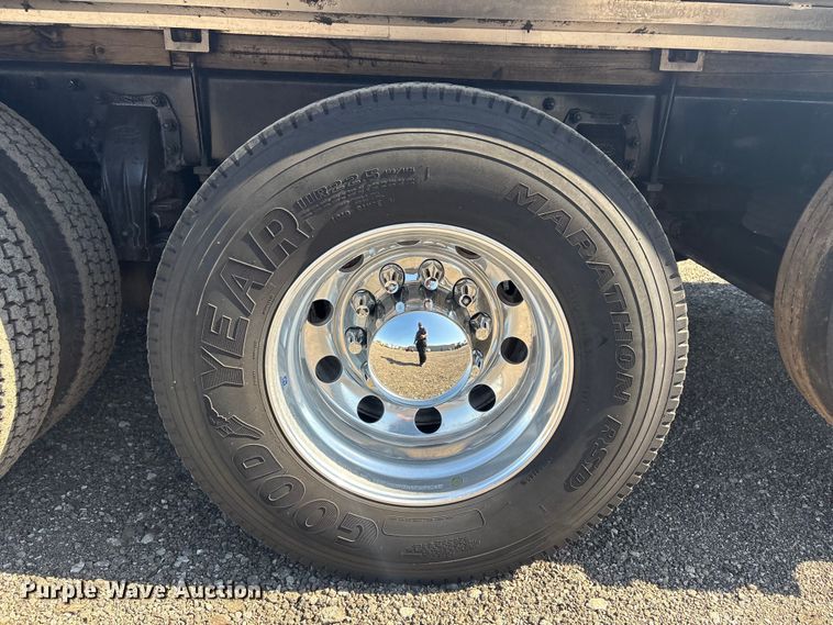 image for item EG8908 2006 Peterbilt 335 water truck