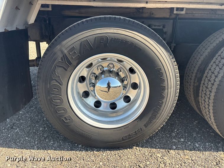 image for item EG8908 2006 Peterbilt 335 water truck