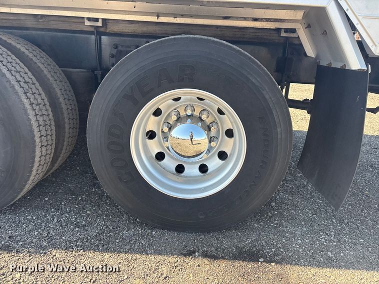 image for item EG8908 2006 Peterbilt 335 water truck