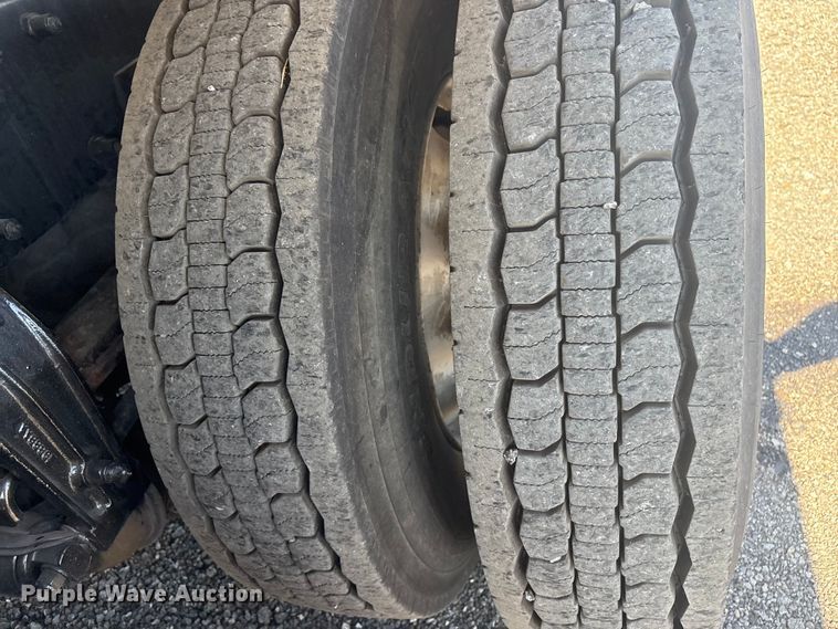 image for item EG8908 2006 Peterbilt 335 water truck