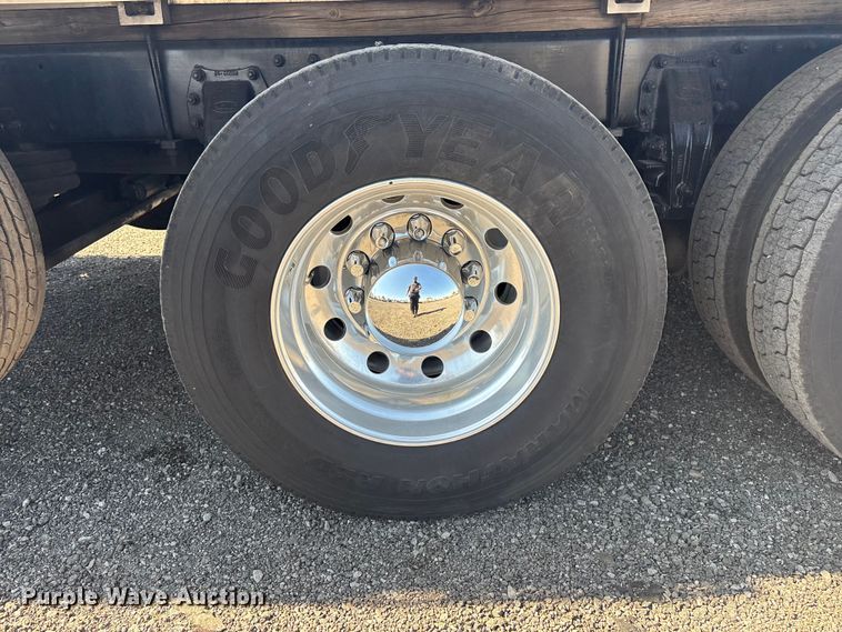 image for item EG8908 2006 Peterbilt 335 water truck