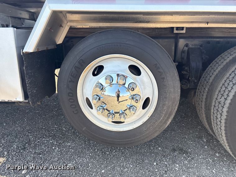 image for item EG8908 2006 Peterbilt 335 water truck