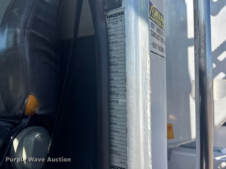 image for item EG8908 2006 Peterbilt 335 water truck