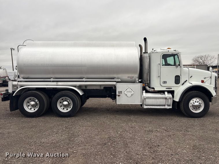 image for item EG8919 2003 Freightliner FLD112 tank truck