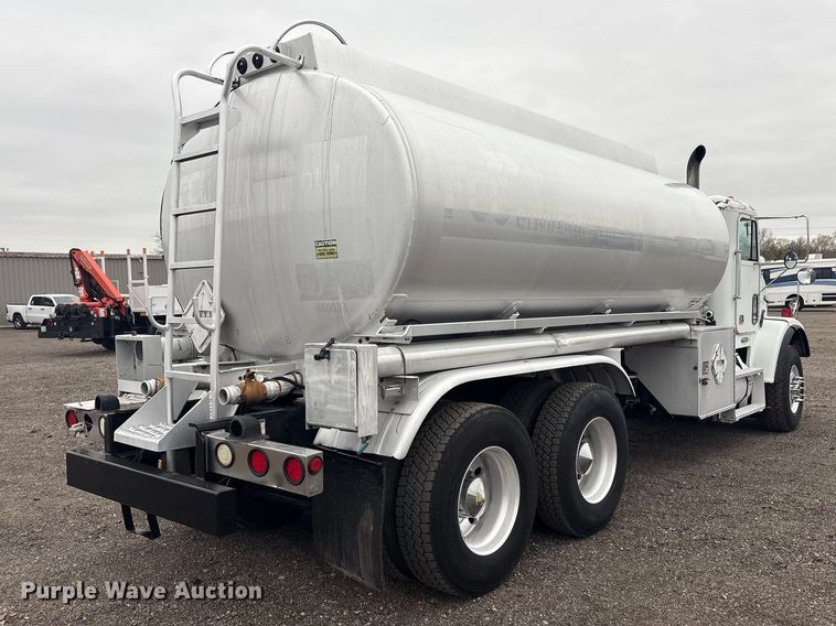 image for item EG8919 2003 Freightliner FLD112 tank truck
