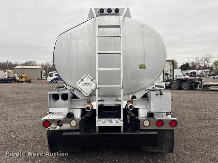 image for item EG8919 2003 Freightliner FLD112 tank truck