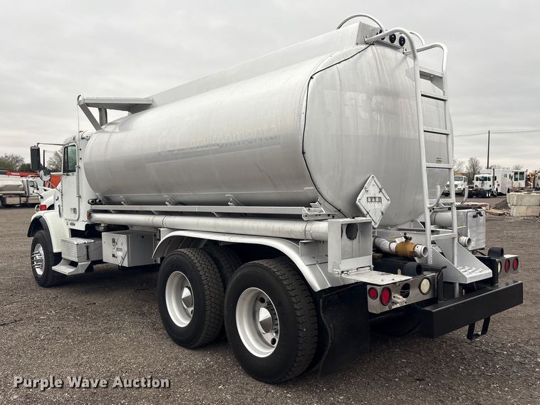 image for item EG8919 2003 Freightliner FLD112 tank truck