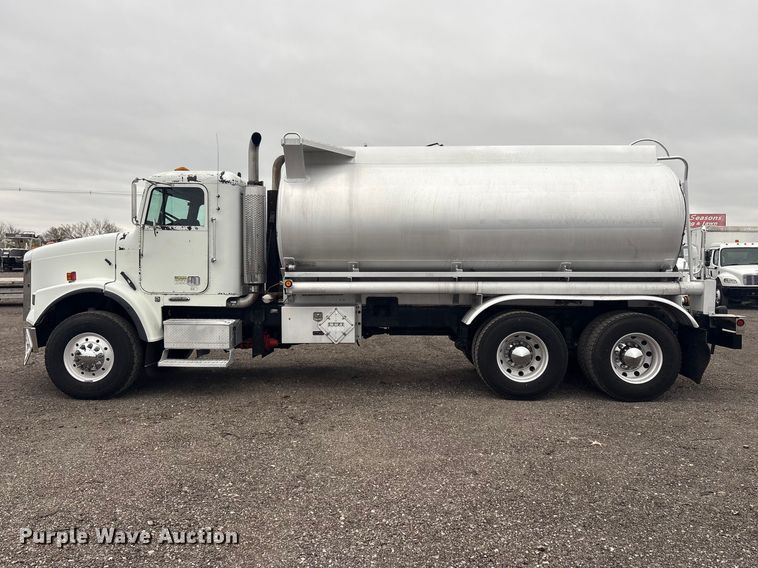 image for item EG8919 2003 Freightliner FLD112 tank truck