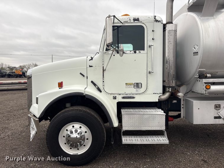 image for item EG8919 2003 Freightliner FLD112 tank truck