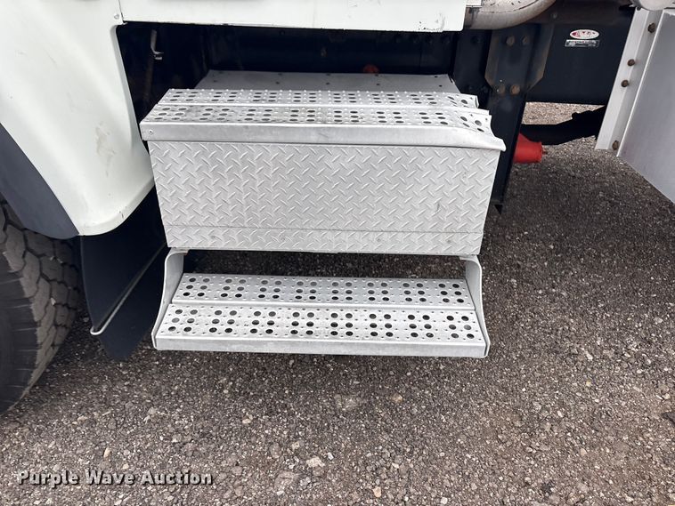 image for item EG8919 2003 Freightliner FLD112 tank truck