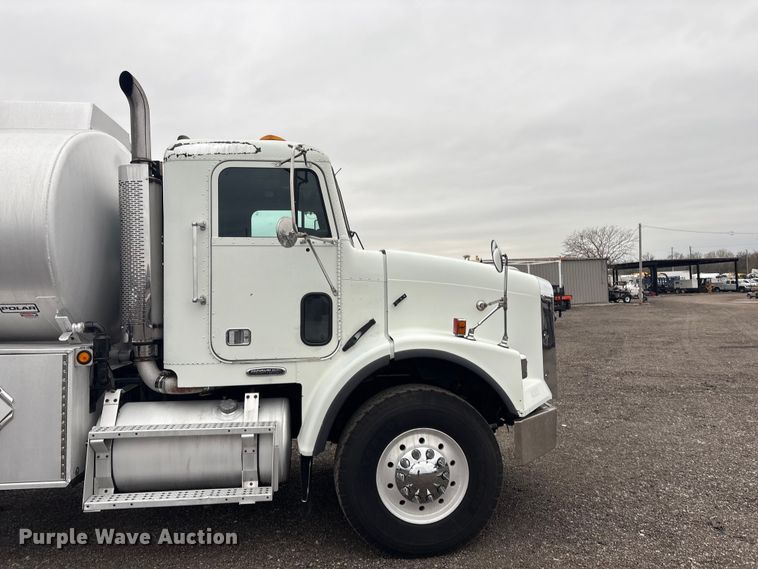 image for item EG8919 2003 Freightliner FLD112 tank truck