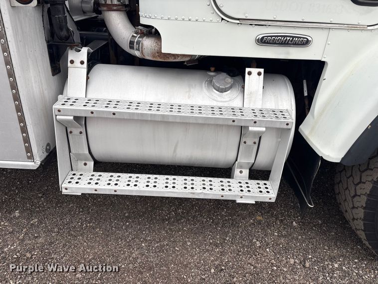 image for item EG8919 2003 Freightliner FLD112 tank truck