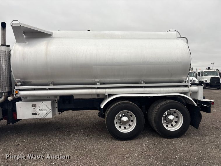 image for item EG8919 2003 Freightliner FLD112 tank truck