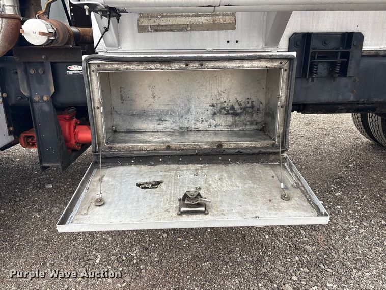 image for item EG8919 2003 Freightliner FLD112 tank truck