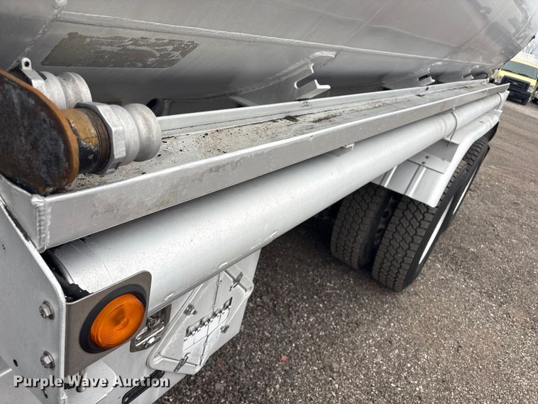 image for item EG8919 2003 Freightliner FLD112 tank truck