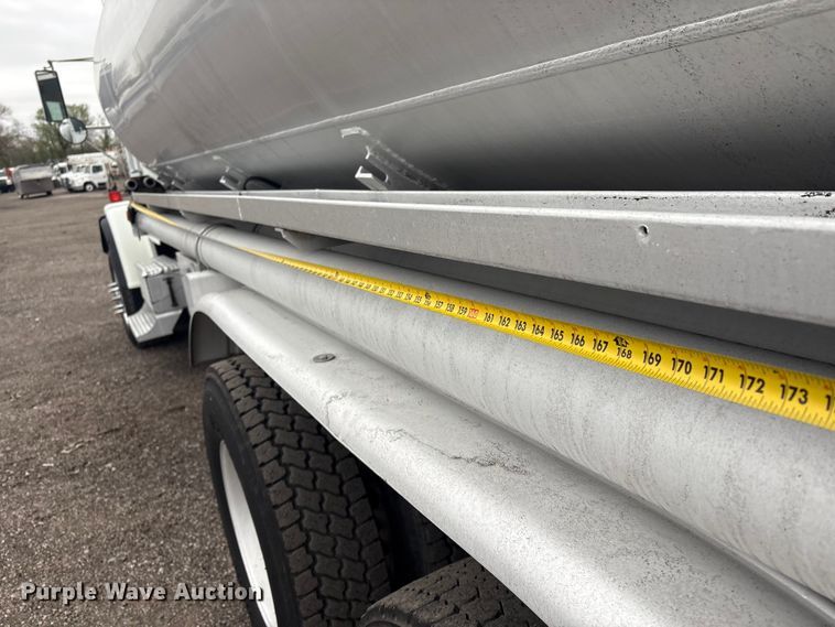 image for item EG8919 2003 Freightliner FLD112 tank truck