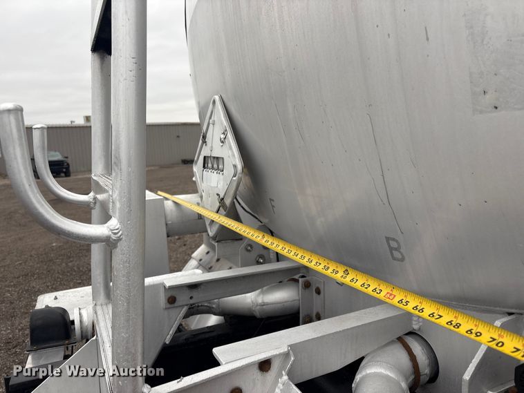 image for item EG8919 2003 Freightliner FLD112 tank truck