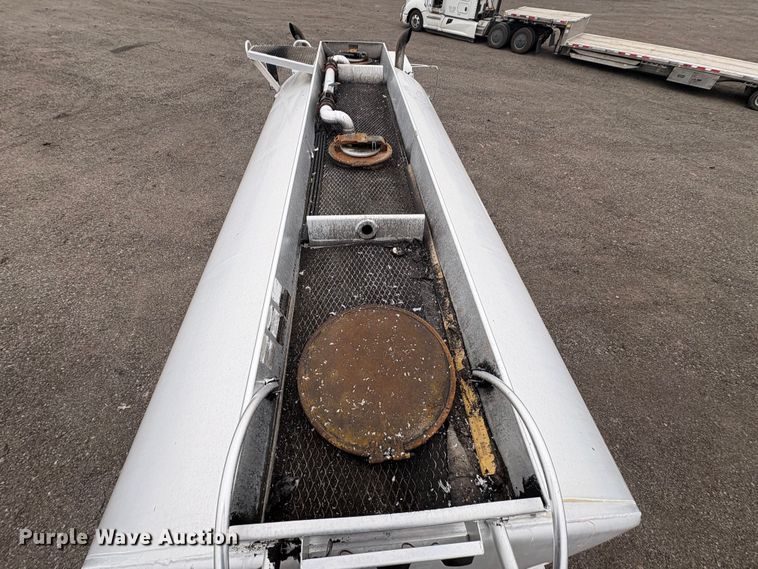 image for item EG8919 2003 Freightliner FLD112 tank truck