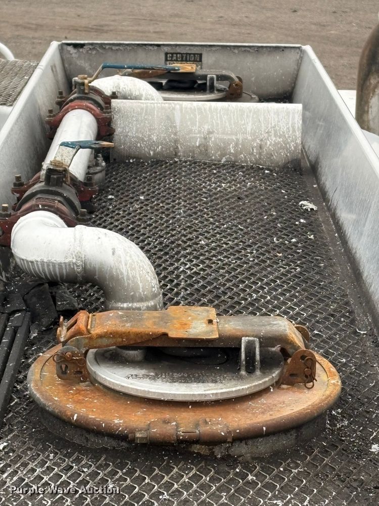 image for item EG8919 2003 Freightliner FLD112 tank truck