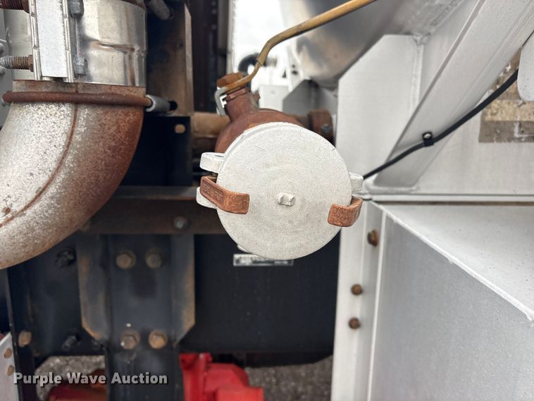 image for item EG8919 2003 Freightliner FLD112 tank truck